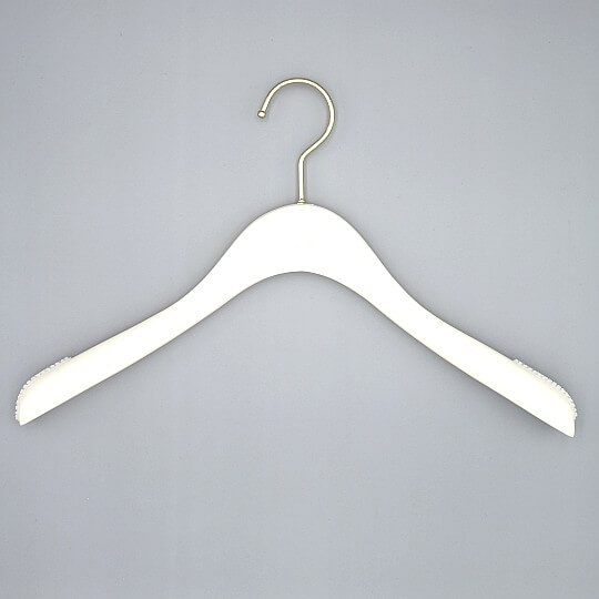 1 clothes hanger